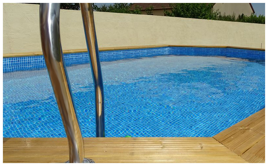 piscine bois octogonale allongée Woodfirst Original liner bleu persia