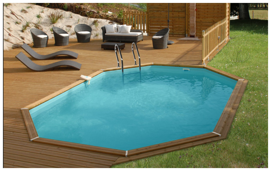 piscine bois octogonale allongée Woodfirst Original en situation