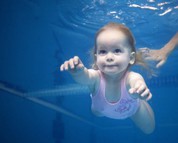 Bébé dans l'eau ou bébé nageur