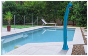 La douche piscine, pratique en pleine saison estivale