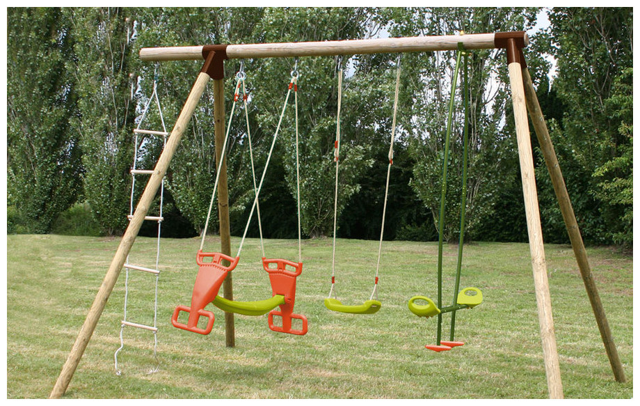 Portique et balançoire pour enfant en bois Carambole en situation