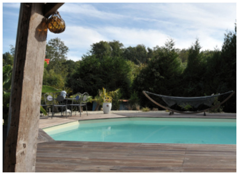 piscine bois octogonale allongée Woodfirst Original implantation semi enterrée