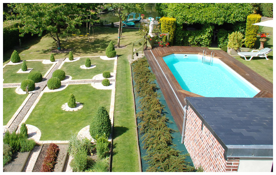 piscine bois octogonale allongée Woodfirst Original en situation 5