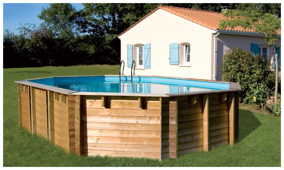 kit piscine bois à monter Woodfirst Original octogonale allongée en situation