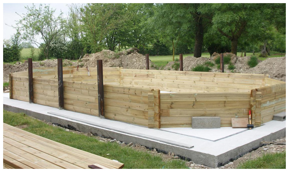 installation de la piscine en bois Woodfirst original en situation