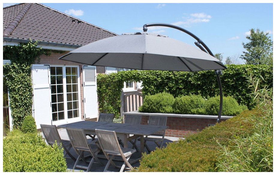 Parasol déporté en polyester taupe XL375 avec pied en situation