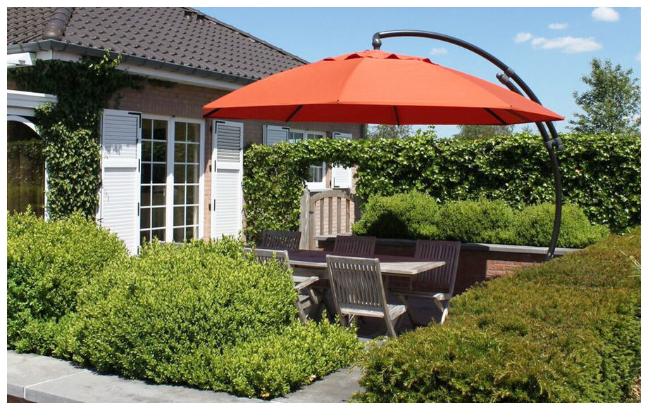 Parasol déporté en Oléfin terracotta XL375 avec pied en situation