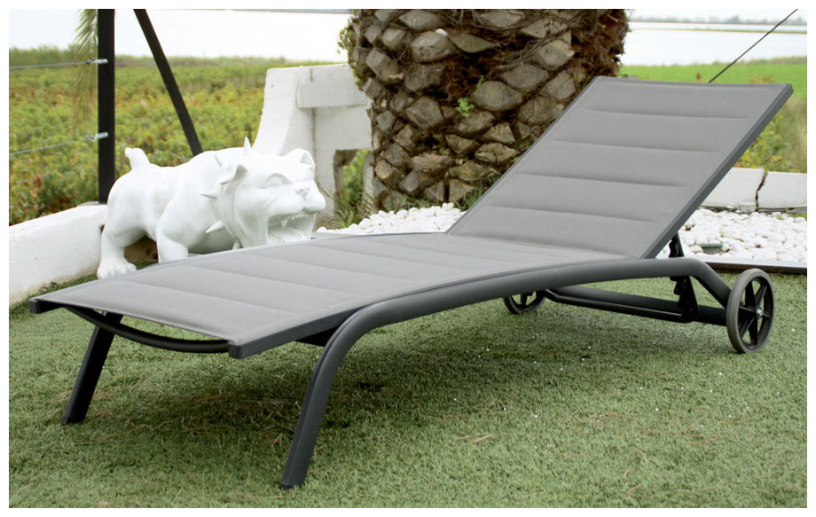 Transat Flaty en aluminium gris anthracite sur roulette en situation