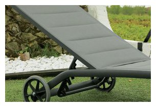 Détail du dossier du transat Flaty en aluminium gris