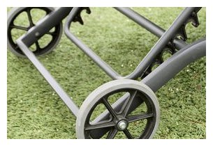 Détail des roulettes du transat Flaty en aluminium gris