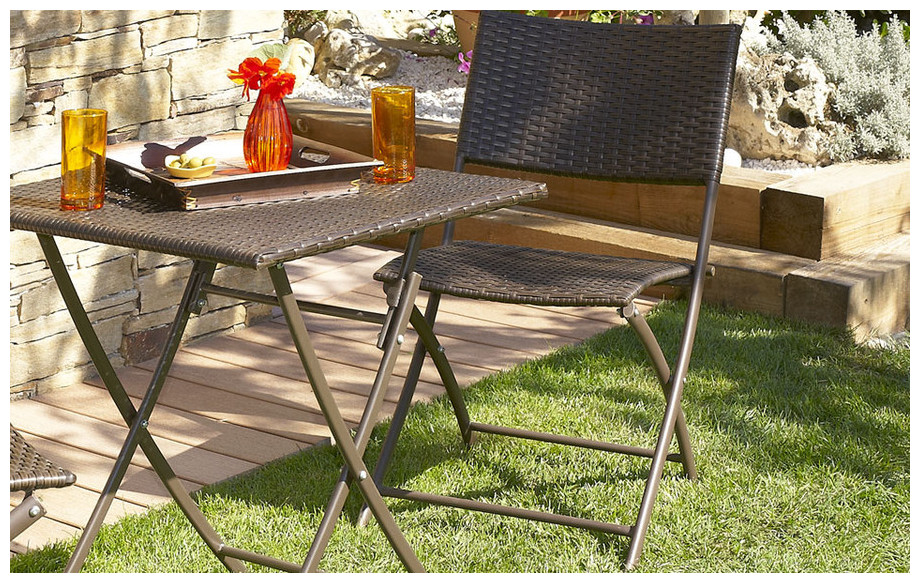 Détail de la table et 2 chaises en résine tressée chocolat guéridon