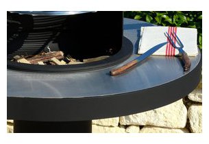 Détail de l'inox de la table du brasero Brazzil