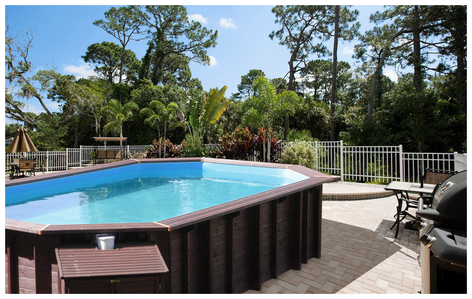 piscine bois octogonale allongée Woodfirst Original en situation 2