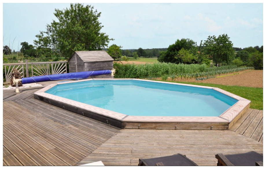 piscine bois octogonale allongée Woodfirst Original en situation