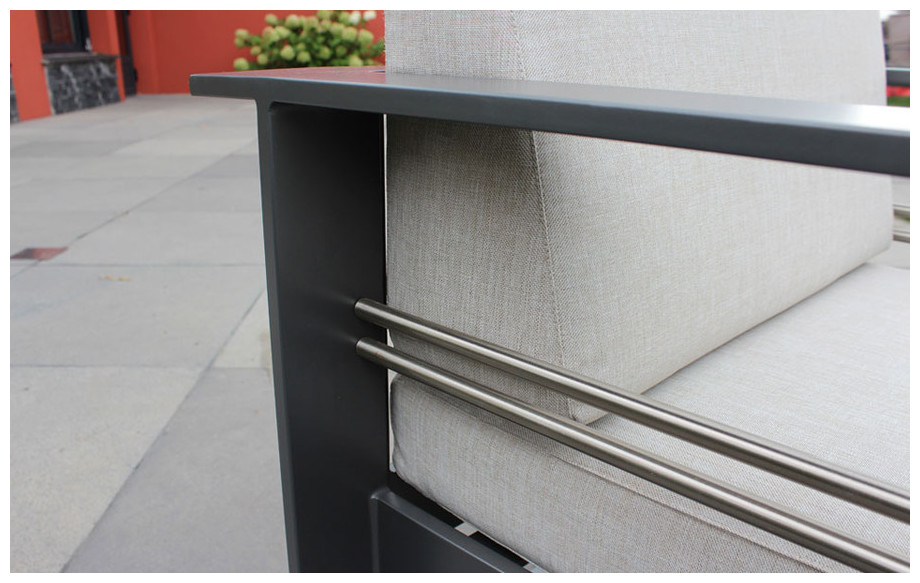 Détail du fauteuil du salon de jardin bas en aluminium anthracite Brisbane beige chiné en situation