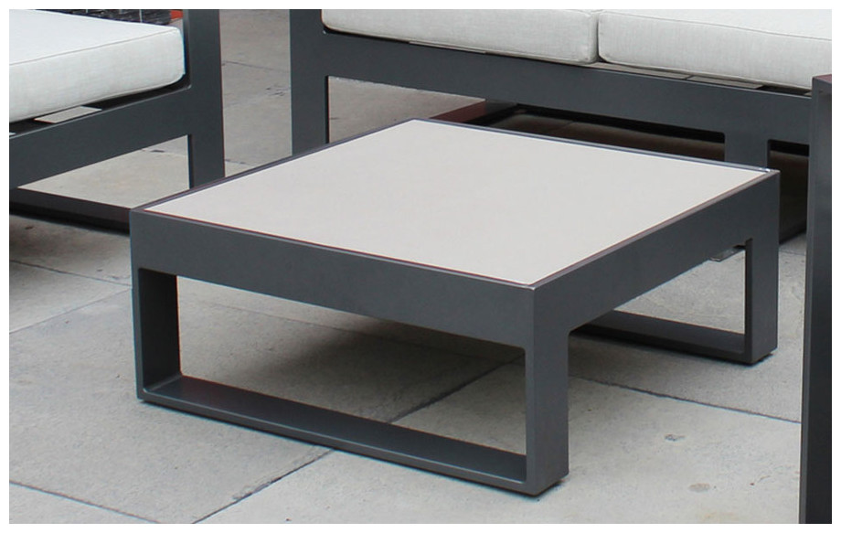 Détail de la table basse du salon bas de jardin en aluminium anthracite Brisbane beige chiné