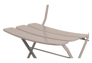 lattes larges de l'assise de la chaise pliante Fun taupe en situation