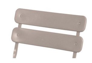 Lattes larges du dossier de la chaise pliante Fun Taupe en situation