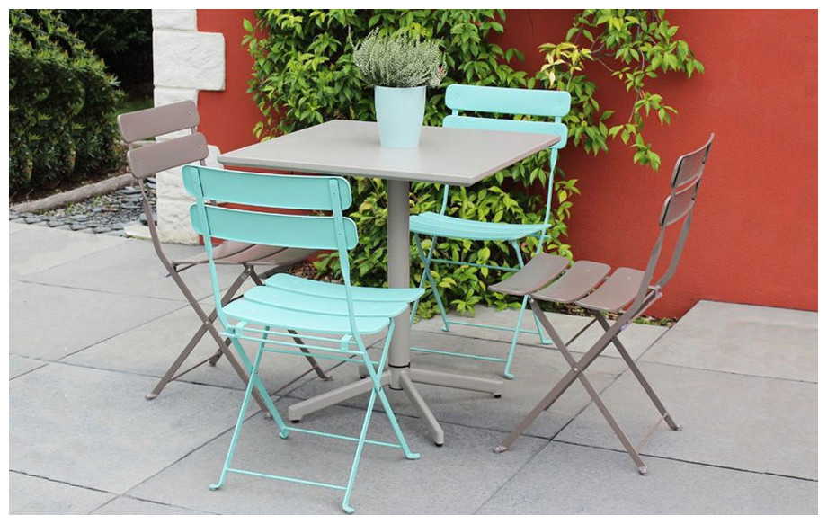 chaise pliante en acier à larges lattes Fun taupe en situation
