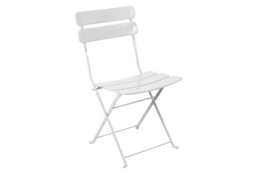 chaise pliante en acier à larges lattes Fun blanche en situation