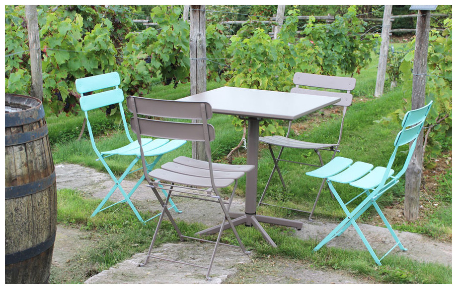 table et chaises pliantes de jardin en acier Fun en situation