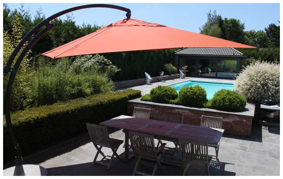 Parasol déporté carré 320 terracotta Easy Sun en oléfin en situation