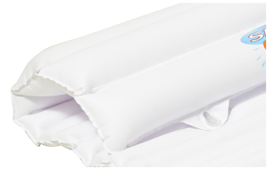 détail du matelas flottant de piscine Design blanc Kerlis en situation