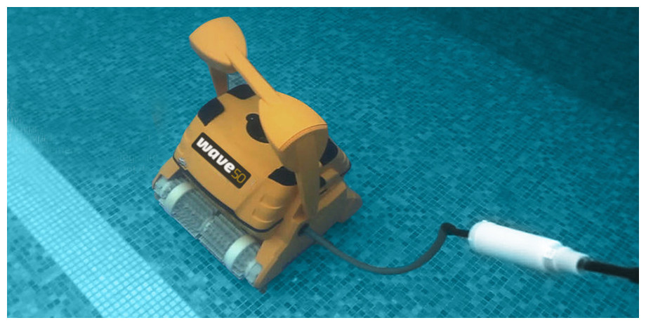 robot piscine dolphin wave 50 brosse combinée pour bassin 20m