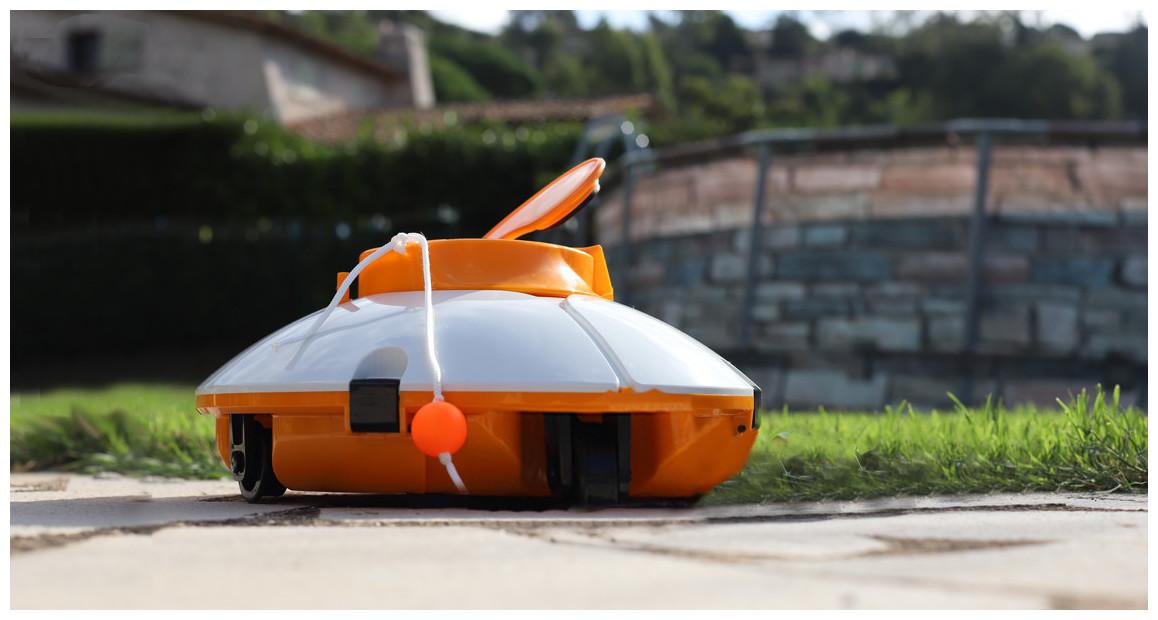 robot aspirateur de piscine fresbee par bestway en situation