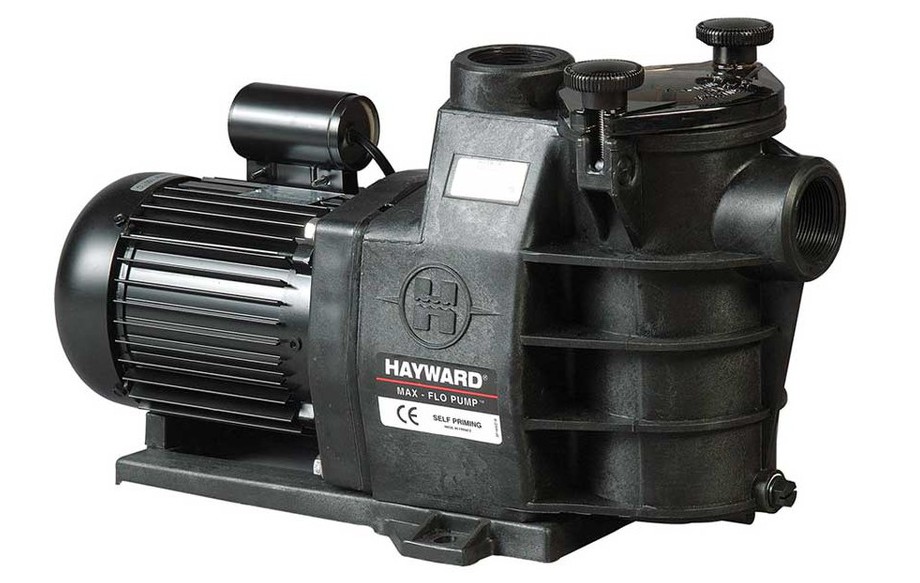 pompe de filtration de piscine Max Flo by Hayward en situation