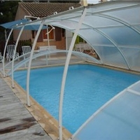 Abris piscine bas clair 9m x 4m à poser sur terrasse