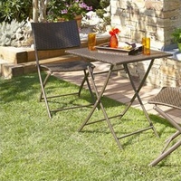 Guéridon + 2 chaises de jardin en résine tressée chocolat