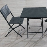 Guéridon + 2 chaises de jardin en résine tressée grises